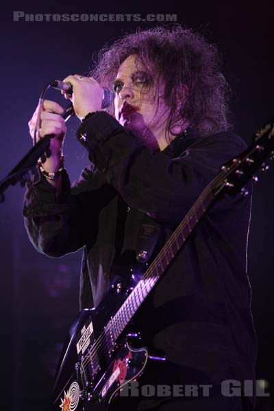 THE CURE - 2008-03-12 - PARIS - Bercy - Robert James Smith